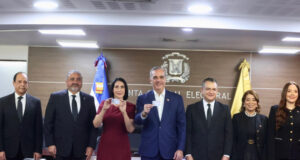 Abinader y Raquel Arbaje son los primeros en recibir la nueva cédula de identidad