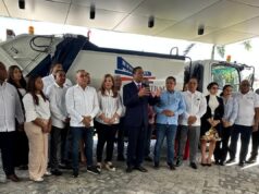 Secretario LMD entrega camión volteo alcaldesa de Los Rios.