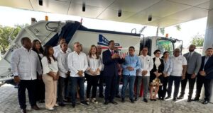 Secretario LMD entrega camión volteo alcaldesa de Los Rios.