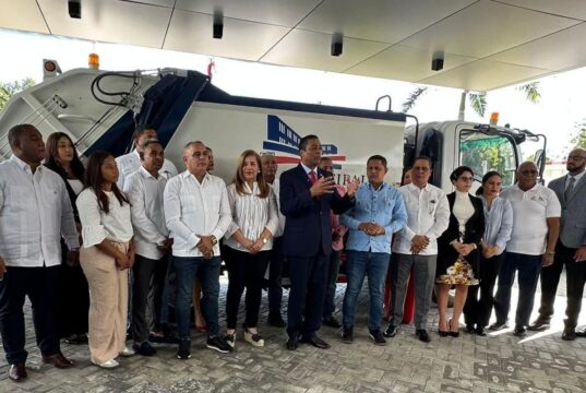 Secretario LMD entrega camión volteo alcaldesa de Los Rios.