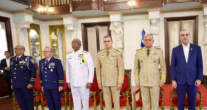 Abinader premia la permanencia en los cuerpos castrenses