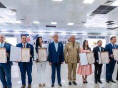 Ministerio de Defensa realiza acto por el Día de las Fuerzas Armadas; reconoce a militares y civiles