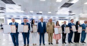 Ministerio de Defensa realiza acto por el Día de las Fuerzas Armadas; reconoce a militares y civiles