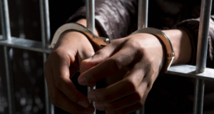 Dictan prisión contra una pareja quemó mano a niña de 10 años