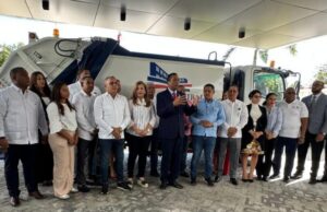 Secretario LMD entrega camión volteo alcaldesa de Los Ríos