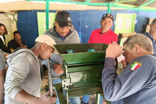 UTEPDA inicia entrega de 100 despulpadoras a caficultores de la Sierra de Neiba