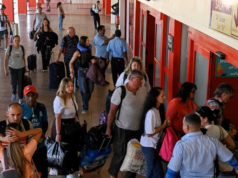 Turistas abandonan Cuba en medio de crisis de combustible