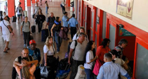 Turistas abandonan Cuba en medio de crisis de combustible