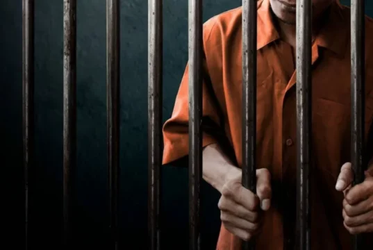 Dictan prisión preventiva a tres hombres imputados por matar a un joven a machetazos en El Almirante