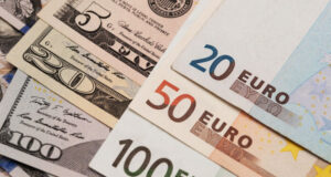 El dólar bajó 12 cts y el euro 15; eran vendidos a $60.02 y $73.12