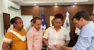 Gobernadora y alcaldes coordinan mejoras eléctricas con director de EDESUR