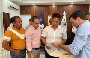 Gobernadora y alcaldes coordinan mejoras eléctricas con director de EDESUR