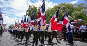 AZUA: Presidente dominicano asiste a desfile por aniversario
