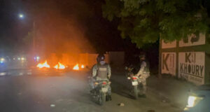 Bloquean carretera Barahona-Bahoruco en protesta contra los apagones