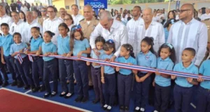 Presidente Abinader fortalece espacios deportivos-escolares con inauguración de dos techados en Centros Educativos de Santiago