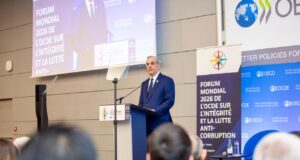 París, 24 mar (EFE).- El presidente de la República Dominicana, Luis Abinader, subrayó este martes ante la OCDE su compromiso en la lucha contra la corrupción, que denunció como «un impuesto invisible» y aseguró que para su país aplicar los principios de integridad «es un principio de gobernanza». «La integridad es el sistema operativo de la democracia», subrayó Abinader en un discurso durante la presentación de un informe de la Organización para la Cooperación y el Desarrollo Económico (OCDE) sobre la puesta en marcha efectiva de los estándares internacionales de lucha contra la corrupción. Afirmó que. para países como el suyo, alinearse con los estándares de la OCDE en este terreno «no es un ejercicio diplomático sino una transformación estructural del Estado», con el objetivo de construir instituciones «predictibles, transparentes y que rinden cuentas». LA INTEGRIDAD ES UN ACTIVO ESTRATEGICO PARA EL DESARROLLO «La integridad es un activo estratégico para el desarrollo», afirmó el presidente dominicano, que dio algunos ejemplos de la acción que han llevado a cabo, como una reforma constitucional para modificar la forma de elegir al fiscal general para garantizar su independencia. Advirtió que «la corrupción actúa como un impuesto invisible que aumenta los costos y perturba la competencia», además de desalentar la inversión, y «cuando se hace sistémica, el problema es más profundo». Añadió que la corrupción «es incompatible con la democracia y el crecimiento», y contó que el enfoque que aplican a las políticas de integridad «es simple: prevención, transparencia, coordinación y refuerzo». Precisó que se han establecido comisiones de integridad y que la transparencia no se limita a la publicación de datos, sino que supone la capacidad de los ciudadanos para poder verificar y para las instituciones rendir cuentas porque «el escrutinio es una disciplina». GENERA PROSPERIDAD Y CONFIANZA «La integridad genera prosperidad, pero algo más importante, confianza», señaló el presidente dominicano, que se mostró convencido de que los ciudadanos de su país ya están empezando a ver los resultados de esas políticas. Antes del discurso de Abinader, abrió la conferencia el secretario general de la OCDE, Mathias Cormann, que insistió en que «la integridad es un elemento fundamental para un crecimiento resiliente». Para ilustrarlo, afirmó que los países en los que hay una baja percepción de corrupción, los gobiernos consiguen recaudar con impuestos el equivalente de un 4 % del producto interior bruto (PIB) suplementario. ESTRATEGIAS GLOBALES DE LUCHA CONTRA LA CORRUPCION Cormann dijo que últimamente hay varios países que se han añadido a la lista de los que tienen estrategias globales de lucha contra la corrupción y de integridad, y citó entre otros el caso de España, pero puntualizó que más allá de disponer de esos planes «hay mucho qué hacer» para aplicarlos de forma efectiva. Porque una de las principales conclusiones del informe sobre corrupción es que hay una brecha de 19 puntos porcentuales entre el nivel de solidez de las reglas anticorrupción de esos programas, respecto a los estándares de la OCDE, y su aplicación práctica. El estudio cubre los 37 miembros de la organización, pero también otros 25, entre los que está la República Dominicana.