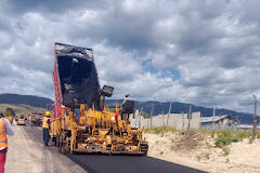 Gobernadora de Bahoruco resalta el reinicio del asfaltado del tramo Villa Jaragua las Cañitas