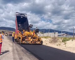 Gobernadora de Bahoruco resalta el reinicio del asfaltado del tramo Villa Jaragua las Cañitas