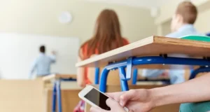 Celulares en las aulas: el reto silencioso que preocupa a maestros y autoridades educativas