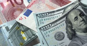 Dólar bajó un centavo y el euro 6; eran vendidos a 60.85 y 72.12