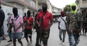 PUERTO PRINCIPE.- Unos 5,500 haitianos murieron durante menos de un año a causa de la violencia generada en el país por pandillas armadas, denuncia un informe de la Organización de Naciones Unidas. Las bandas causantes de esas muertes controlan carreteras, costas y montañas y siembran el terror mucho más allá de la capital, añade el documento suscrito por la Oficina del Alto Comisionado del organismo mundial para los Derechos Humanos, divulgado en esta capital. Los grupos armados ya no se limitan a Puerto Príncipe, al extender su influencia a departamentos como Artibonite y Central y tomar el control de vitales rutas terrestres y marítimas que garantizan los principales intercambios económicos del país. Las pandillas –agrega el informe de la ONU- atacaron en enero de 2025 posiciones en las colinas sobre Pétion-Ville, una de las rutas entre esta capital y el sur hasta ahora sin controlar por sus efectivos. Dichas fuerzas irregulares mantienen un mismo modus operandi dondequiera que actúan, basado en homicidios, secuestros, extorsiones, trata de menores y destrucción de propiedades. Algunas víctimas –precisa el comunicado- son ejecutadas en el acto y sus cuerpos incinerados, mientras otras son juzgadas mediante tribunales improvisados antes de ser retenidas de forma ilegal, lo cual provoca -subraya el informe- «un saldo humano catastrófico». Las víctimas mortales de tales actos ascendieron a cinco mil 519 entre el 1 de marzo de 2025 y el 15 de enero de 2026; mil 424 de ellas de forma directa a causa de disparos; cerca de cuatro mil durante operaciones de las fuerzas de seguridad; y 598 a manos de grupos de autodefensa. Según la ONU, otras secuelas de las pandillas son las alrededor de mil 500 mujeres y niñas víctimas de violencia sexual, muchas de ellas a través de violaciones grupales. También los niños sufren abusos, al verse obligados a vivir bajo el control de las bandas armadas, hechos que la Oficina del Alto Comisionado de la ONU describe como “crímenes de extrema gravedad”.