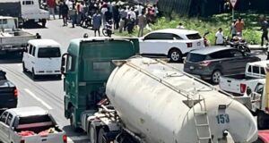 Tres personas murieron tras ser arrolladas en autopista 6 de Nov