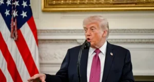 Trump dice que Irán le informó que están en “estado de colapso” y quieren reabrir Ormuz