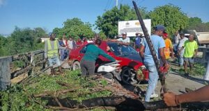 Bloquean tránsito por desbordamiento de río en comunidad El Estero