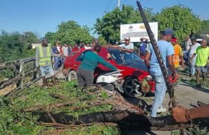 Bloquean tránsito por desbordamiento de río en comunidad El Estero