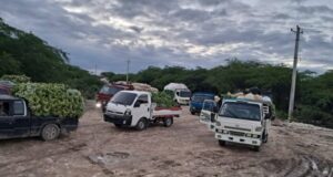 Vehículos quedan varados en Puente Penitente impidiendo el comercio hacia Jimaní
