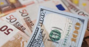 Dólar bajó 14 cts. y euro subió; eran vendidos a $60.26 y $72.89