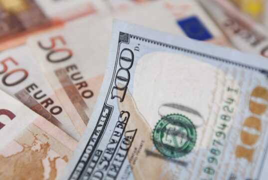 Dólar bajó 14 cts. y euro subió; eran vendidos a $60.26 y $72.89