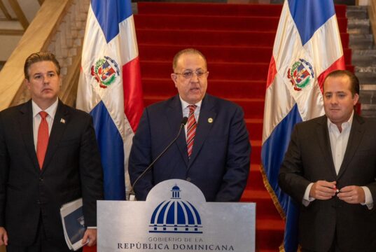 Gobierno activa plan ante crisis y refuerza programas sociales