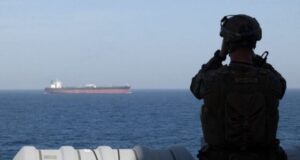 Trump ordena destruir barcos que coloquen minas en Ormuz