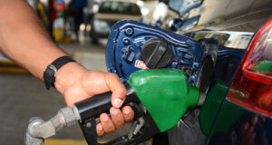 Gobierno aumenta 9 y 7 pesos a gasolinas premium y regular