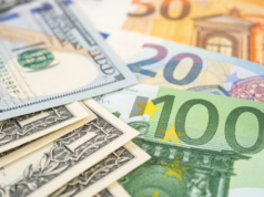 El dólar bajó 29 cts. y euro 1.43, eran vendidos a $6076 y $72.63