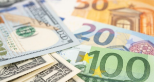 El dólar bajó 29 cts. y euro 1.43, eran vendidos a $6076 y $72.63