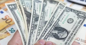 Dólar bajó 19 cts.; era vendido a $58.70; el euro sigue a $71.32