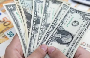 Dólar bajó 19 cts.; era vendido a $58.70; el euro sigue a $71.32