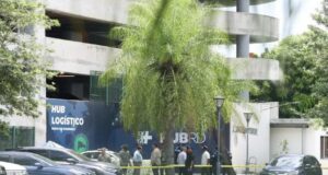 Hombre muere tras caer desde el cuarto piso de plaza Central
