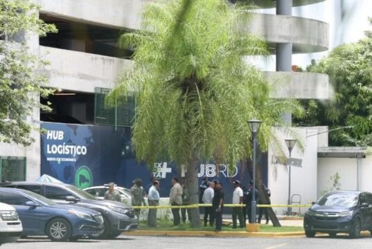 Hombre muere tras caer desde el cuarto piso de plaza Central