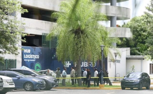 Autoridades-en-el-area-donde-cayo-un-hombre-desde-el-cuarto-piso-de-Plaza-Central-este-lunes-19-de-mayo-2026