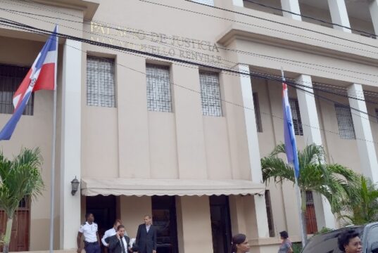 Encarcelan mujer acusada de matar hija de seis años en SC