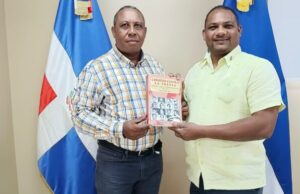 UASD Neiba recibe obras literarias, incluyendo Narcisazo: ¿Homicidio o Suicidio? donadas por López Reyes