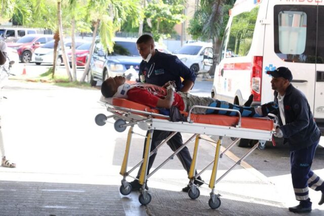 Accidentados-llegan-a-la-emergencia-del-Hospital-Traumatologico-Dario-Contreras-900x599