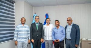 Senador por Bahoruco gestiona ante el Director del INDRHI, perforación de pozos e instalación de electrobombas en la zona norte de Galván