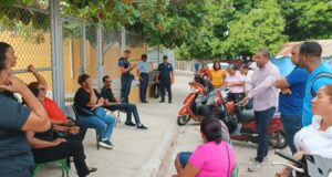 MAESTROS EN NEYBA DENUNCIAN IRREGULARIDADES EN EVALUACIÓN DOCENTE Y SEÑALAN A DIRECTORA