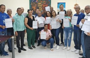Gestión de Ruddy Castillo logra que servidores de la UASD Barahona reciban títulos tras 38 años de espera