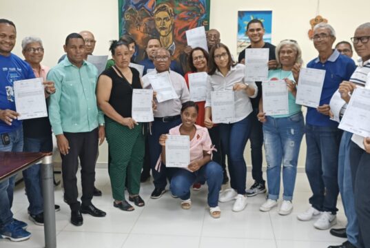 Gestión de Ruddy Castillo logra que servidores de la UASD Barahona reciban títulos tras 38 años de espera